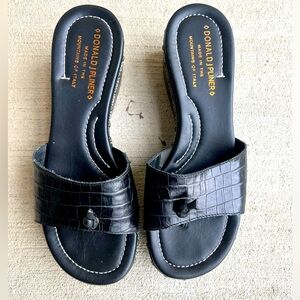 Donald J Pliner *like new* Size 6 black women’s sandals.